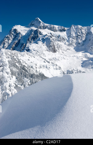 Le mont Shuksan 9 127 pieds (2 782 m) en hiver vu de Kulshan Ridge de Heather Meadows Recreation Area, North Cascades Banque D'Images