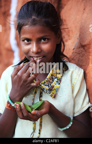 Indian girl miel de table l'Andhra Pradesh en Inde du Sud Banque D'Images