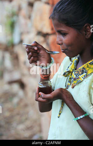 Indian girl miel de table l'Andhra Pradesh en Inde du Sud Banque D'Images