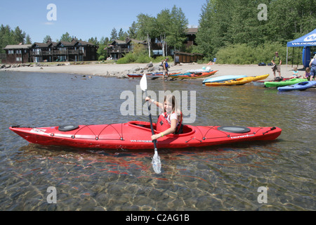 Les kayakistes à communes Beach Lake Tahoe City en Californie Banque D'Images