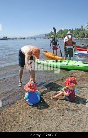 Les kayakistes à communes Beach Lake Tahoe City en Californie Banque D'Images