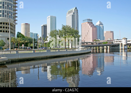 La baie Hillsborough réflexion Skyline 2008 Tampa Florida Banque D'Images