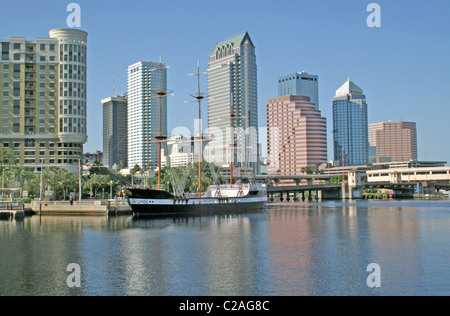 Bateau historique Jose Gasparilla Hillsborough Bay Skyline 2008, Tampa Florida Banque D'Images