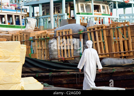 Marchandises sur un quai en attente d'être chargées sur les dhows pour le transport, Deira, Dubaï, Émirats arabes unis, Moyen Orient Banque D'Images
