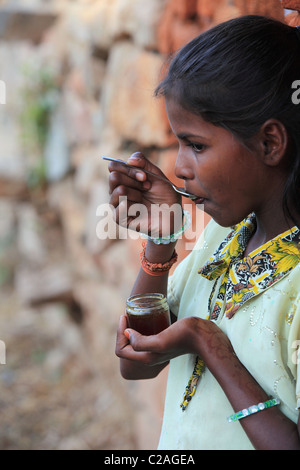 Indian girl miel de table l'Andhra Pradesh en Inde du Sud Banque D'Images