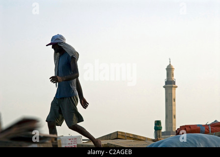 Marchandises sur un quai en attente d'être chargées sur les dhows pour le transport, Deira, Dubaï, Émirats arabes unis, Moyen Orient Banque D'Images