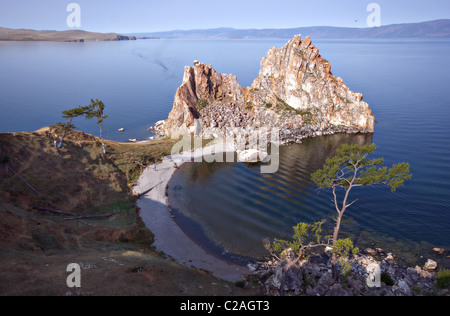 Paysage de la Sibérie. Rocher chamanka. Cap Cap Burkhan, île Olkhon, le Lac Baïkal. République bouriate. La Russie. Banque D'Images