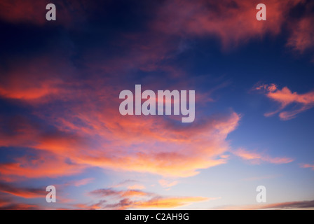 Coucher Soleil nuages rouge foncé et ciel bleu profond Banque D'Images