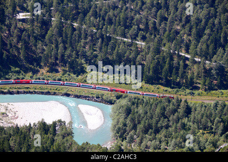 Célèbre Glacier Express train rouge à côté de lecteurs Rhin dans canyon Banque D'Images