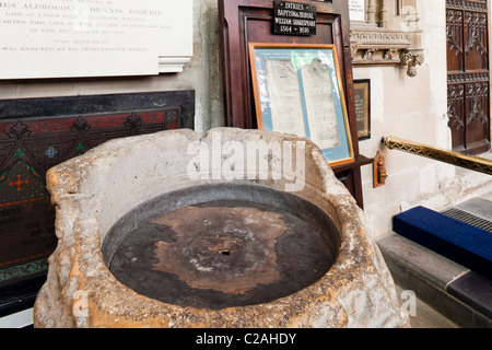 Les restes d'un 15e siècle font baptismal dans l'église Holy Trinity, Stratford upon Avon, Warwickshire, Angleterre, Royaume-Uni. Baptisé à Shakespeare ? Banque D'Images