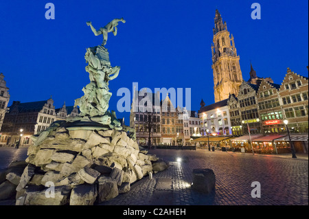 Brabo Fontaine au Grote Mark (place principale) de nuit avec Onze Lieve Vrouwekathedraal (derrière la Cathédrale), Anvers, Belgique Banque D'Images