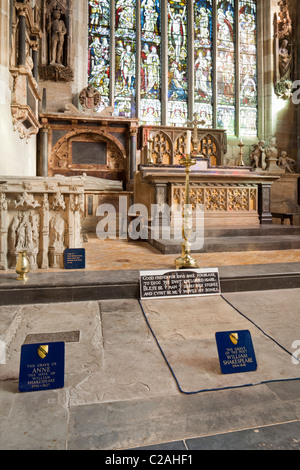 Les tombes de William et Anne Shakespeare devant le haut autel de l'église de la Sainte Trinité, Stratford-upon-Avon, Warwickshire Royaume-Uni Banque D'Images