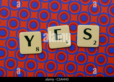 Oui, l'écrit avec des lettres de scrabble Banque D'Images