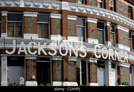 Jacksons Corner à Reading, Angleterre.Inscrivez-vous sur Jacksons, un magasin traditionnel de la famille.Maintenant fermé Banque D'Images