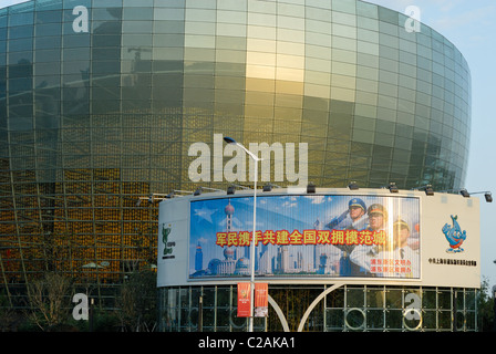 Shanghai Oriental Art Centre à Pudong District, extérieur avec bill board à l'avant. Banque D'Images