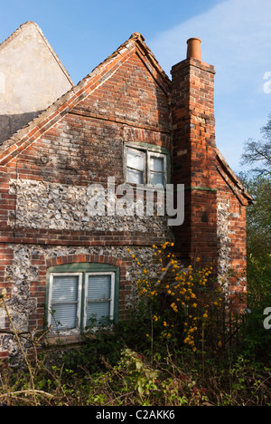 Une ferme abandonnée dans la région rurale de Wheeler End, dans le Buckinghamshire. Banque D'Images