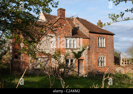 Une ferme abandonnée dans la région rurale de Wheeler End, dans le Buckinghamshire. Banque D'Images