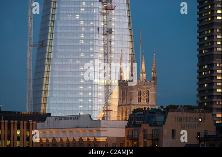 Le Shard à Londres, en construction. Il trône sur la proximité de la cathédrale de Southwark, près de London Bridge. Banque D'Images