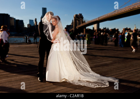 Jeune couple juif près du pont de Brooklyn. Du vrai mariés. Communiqué de modèle signé. Banque D'Images