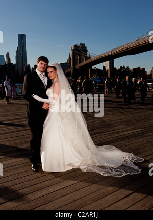 Jeune couple juif près du pont de Brooklyn. Du vrai mariés. Communiqué de modèle signé. Banque D'Images