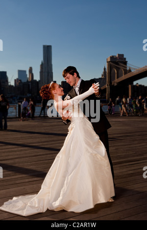 Jeune couple juif près du pont de Brooklyn. Du vrai mariés. Communiqué de modèle signé. Banque D'Images