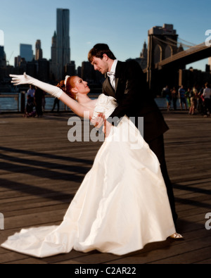 Jeune couple juif près du pont de Brooklyn. Du vrai mariés. Communiqué de modèle signé. Banque D'Images