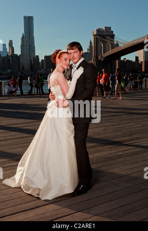 Jeune couple juif près du pont de Brooklyn. Du vrai mariés. Communiqué de modèle signé. Banque D'Images