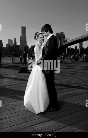 Jeune couple juif près du pont de Brooklyn. Du vrai mariés. Communiqué de modèle signé. Banque D'Images