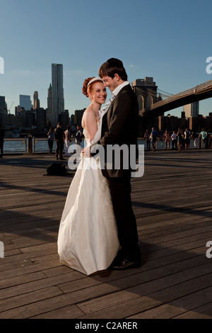 Jeune couple juif près du pont de Brooklyn. Du vrai mariés. Communiqué de modèle signé. Banque D'Images