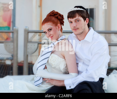 Jeune couple juif près du pont de Brooklyn. Du vrai mariés. Communiqué de modèle signé. Banque D'Images