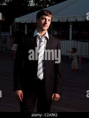 Les jeunes époux juif près du pont de Brooklyn. Communiqué de modèle signé. Banque D'Images