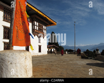 Vue sur l'Himalaya de l'extérieur de la TALO Monastère durant la saison du festival, le Bhoutan Banque D'Images