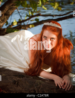 Du vrai mariée seul dans le parc. Staten Island, New York. Communiqué de modèle signé. Banque D'Images