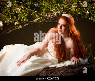 Du vrai mariée seul dans le parc. Staten Island, New York. Communiqué de modèle signé. Banque D'Images