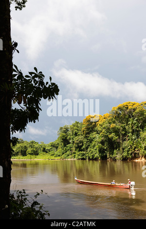 Les gens sur le bateau descendant le long de la rivière rainforest Banque D'Images