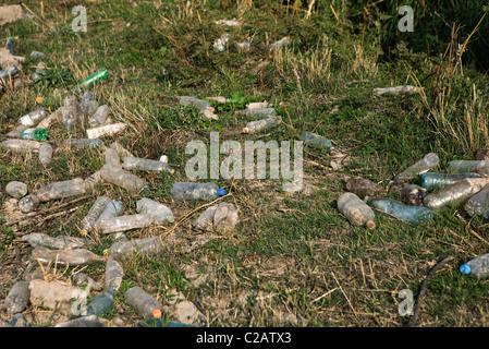 Bouteilles en plastique jonchent le sol Banque D'Images