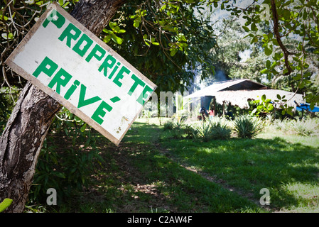 La propriété privée signe envoyé sur arbre en face de housee, Amazonie, Amérique du Sud Banque D'Images