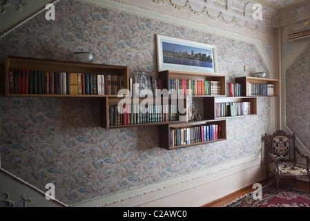 Intérieur de prix avec bibliothèques remplies de livres hanging on wall Banque D'Images