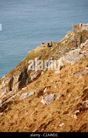 Regardant vers le bas sur la vieille batterie sur Lundy Island, Devon, Angleterre Royaume-uni en Mars Banque D'Images