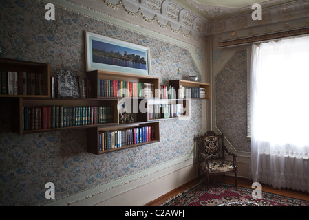 Intérieur de prix avec bibliothèques remplies de livres hanging on wall Banque D'Images