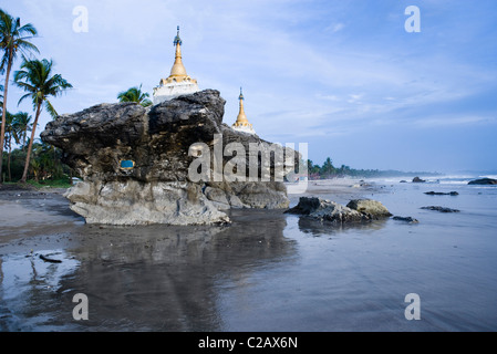 Deux pagodes sur le dessus des roches à Ngwe Saung Beach, Myanmar Banque D'Images