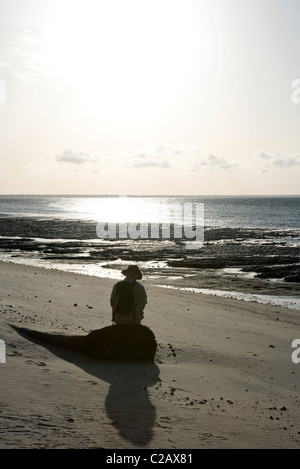 Personne assise seule à la plage, Amazon, l'Amérique du Sud Banque D'Images