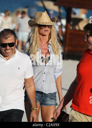 Victoria Silvstedt modèle suédois portant un chapeau de paille, une chemise et un short en jean de coupure, passe la journée à South Beach à Miami Banque D'Images