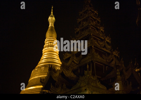 Yangon, Myanmar, la pagode Shwedagon la nuit Banque D'Images