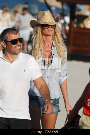 Victoria Silvstedt modèle suédois portant un chapeau de paille, une chemise et un short en jean de coupure, passe la journée à South Beach à Miami Banque D'Images