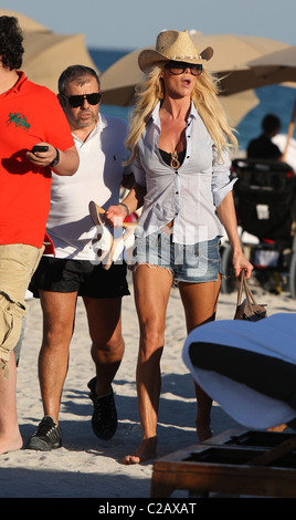 Victoria Silvstedt modèle suédois passe la journée à South Beach à Miami avec des amis. Miami, Floride, USA - 28.12.09 Banque D'Images