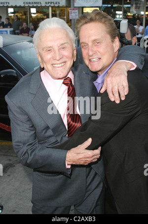 Acteurs Michael Douglas & Kirk Douglas Premiere de 'Il s'exécute dans la famille" tenue à Mann Bruin theatre Westwood, Californie - Banque D'Images
