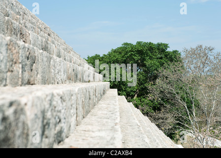 L'état du Yucatan, Mexique, Uxmal, l'arrière de la Pyramide du Magicien, ruines Maya Banque D'Images