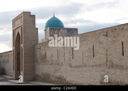 L'Ouzbékistan, Boukhara, Po-i-complexe Kalyan, Mir-i Arab Madrasah en arrière-plan Banque D'Images