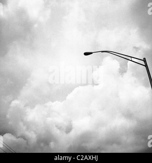 Lampe de rue contre le ciel d'orage Banque D'Images